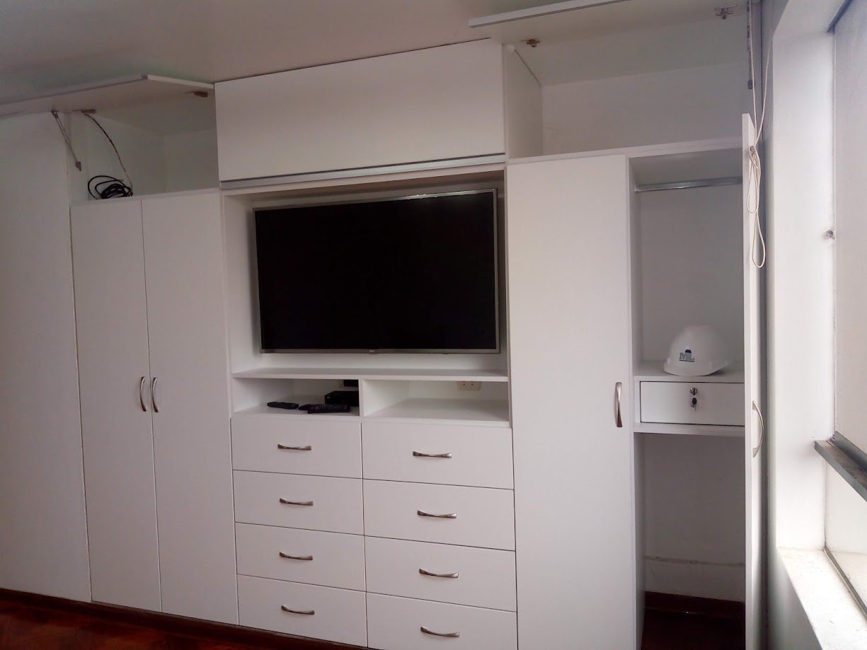 Mueble de TV con puertas y cajones