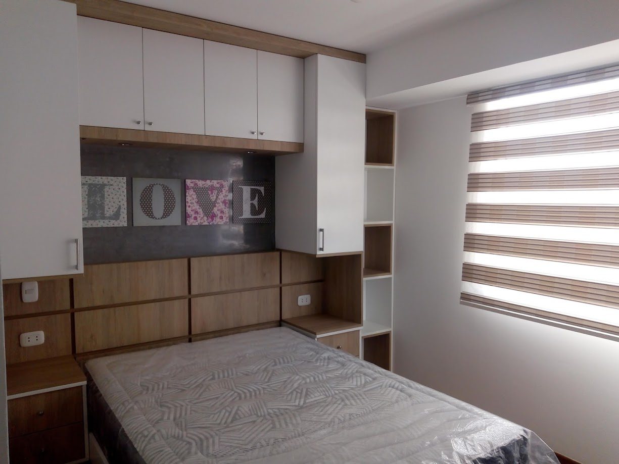 Dormitorio con cabecera y almacenamiento