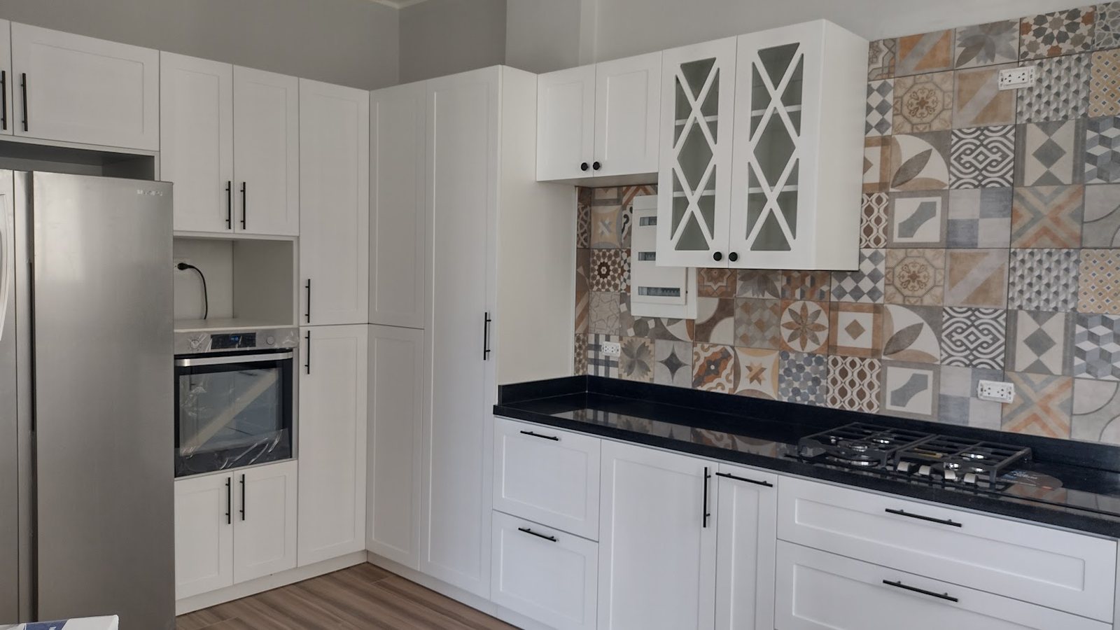 Cocina blanca de estilo clásico